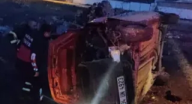 Direğe çarpıp, devrilen otomobilin ehliyetsiz ve alkollü sürücüsü yaralandı