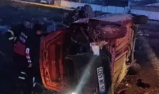Direğe çarpıp, devrilen otomobilin ehliyetsiz ve alkollü sürücüsü yaralandı