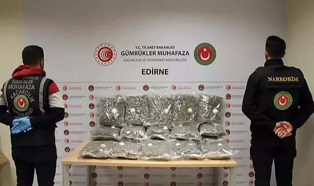 Kapıkule'de 2 TIR'da 21 kilo uyuşturucu ve 24 tabanca ele geçirildi
