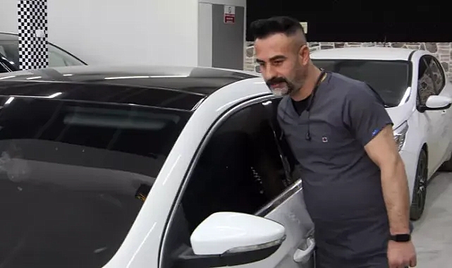 Kaporta ustası, araçları doktor kıyafeti giyerek tamir ediyor