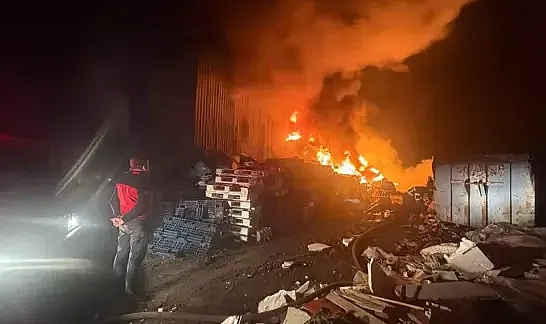 Kırklareli'de geri dönüşüm desisi yangında hasar gördü