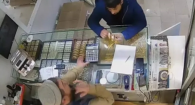 Müşteri gibi girdiği kuyumcu dükkanından 2 bileziği alıp kaçtı