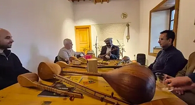 3 telli saz sanatçıları, kampta bir araya geldi