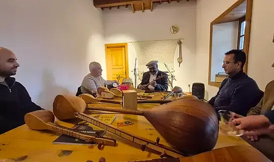 3 telli saz sanatçıları, kampta bir araya geldi