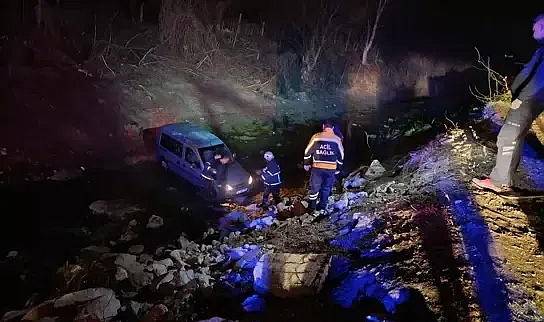 Edirne'de hafif ticari araç dereye uçtu: 2 yaralı