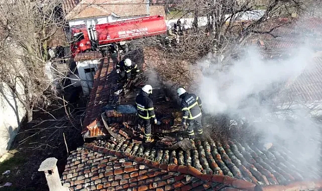 Edirne'de yangında müstakil evin çatısında hasar oluştu