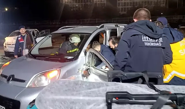 Hafif ticari araç ile otomobil çarpıştı: 6 yaralı