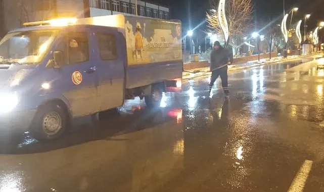 Lalapaşa'da Kar Yağışı ve Buzlanmaya Karşı Belediye Çalışmaları Başlattı!