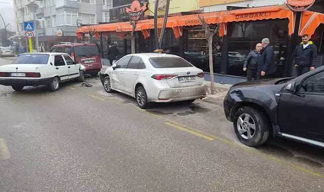 Otomobil, park halindeki 3 araca çarptı; 2 yaralı