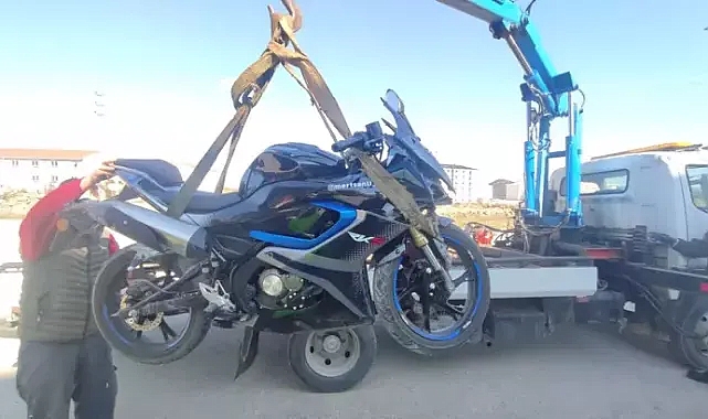 Otomobille çarpışan motosikletin sürücüsü yaralandı