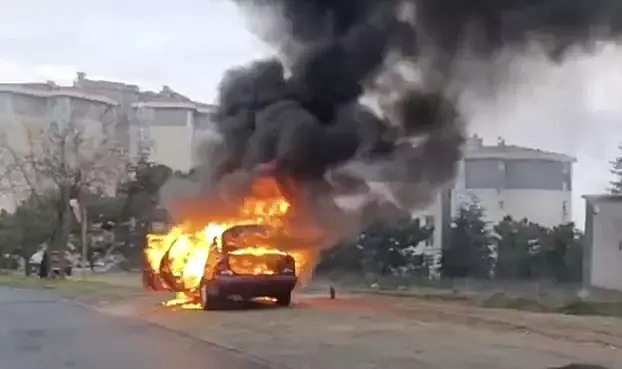 Seyir halindeyken alev alan otomobil yandı