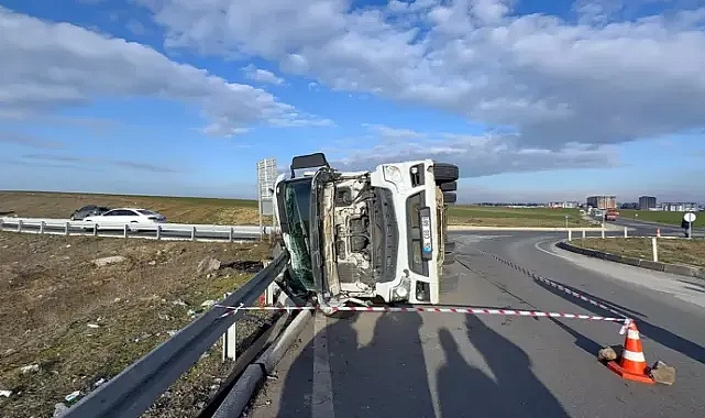 Tekirdağ'da devrilen TIR'ın sürücüsü yaralandı