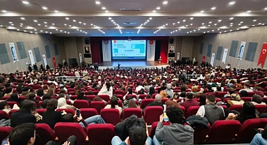 Trakya Kariyer Fuarı'nda Geleceğin Üniversiteleri ve Yapay Zekâ Tartışıldı