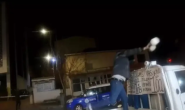 Zabıtanın satışına izin vermediği peynirleri kamyonetten attılar