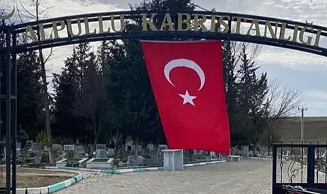 Belediye Ekiplerinden Alpullu Kabristanlığında Bayram Temizliği