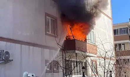 Binanın ikinci kat balkonunda çıkan yangın büyümeden söndürüldü