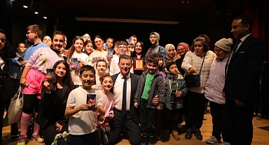 Çocuk Tiyatro Kulübü "Artiz Mektebi" Oyununu Sahneledi