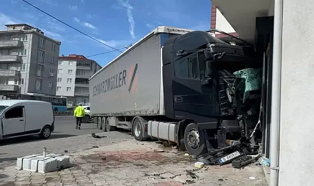 Dükkana çarpan TIR'ın şoförü yaralandı