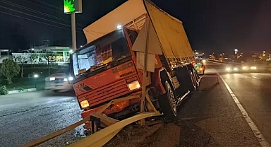 Edirne'de demir bariyerlere çarpan kamyonun sürücüsü yaralandı
