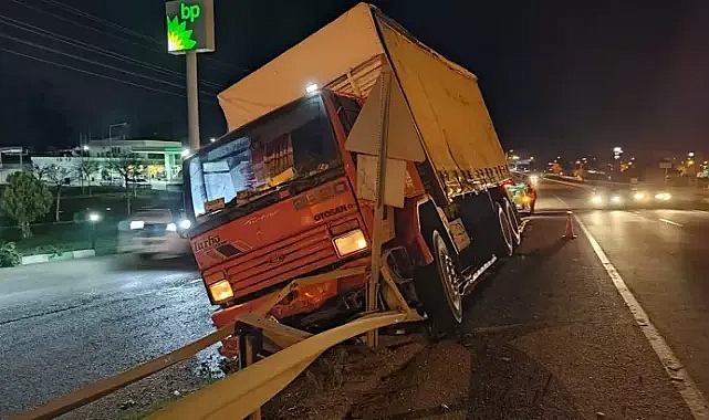 Edirne'de demir bariyerlere çarpan kamyonun sürücüsü yaralandı