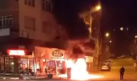 Edirne'de elektrikli motosiklet alev alev yandı; o anlar kamerada