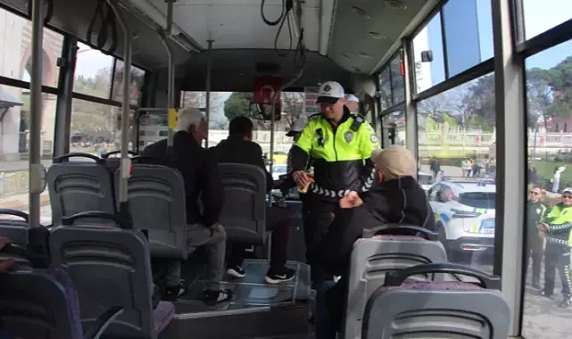 Edirne polisinden trafik denetiminde bayram şekeri ikramı