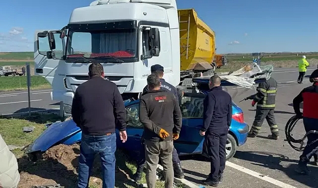 Hafriyat kamyonu ile çarpışan otomobilin sürücüsü ve oğlu yaralandı