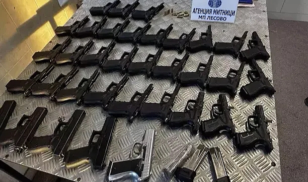 Hollanda'ya giden otomobilde 35 tabanca ele geçirildi