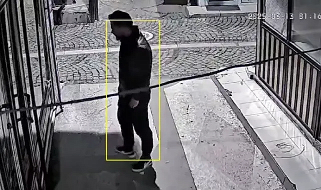 İş yerinin camını beton kalıpla kırıp, tablet ve cep telefonları çaldı; o anlar kamerada