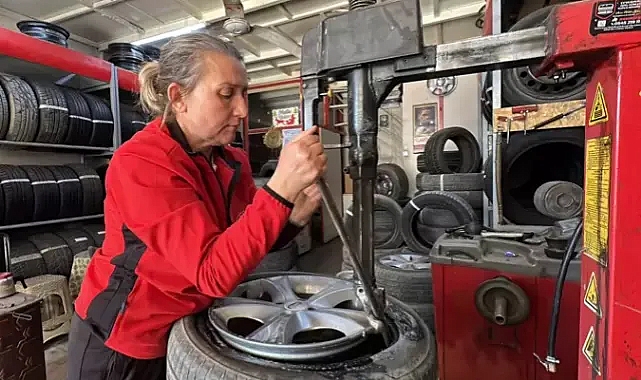 Kanseri yenen Remziye, lastik tamirciliği yapıyor