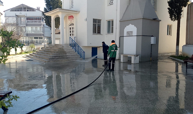 Keşan Belediyesi, Ramazan Bayramı Öncesinde Cami Ve Mezar Alanlarında Temizlik Çalışması Yapıyor