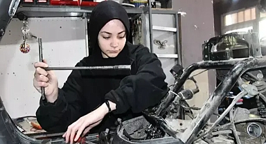 Melisa, babasının iş yerinde motosiklet tamiri yapıyor