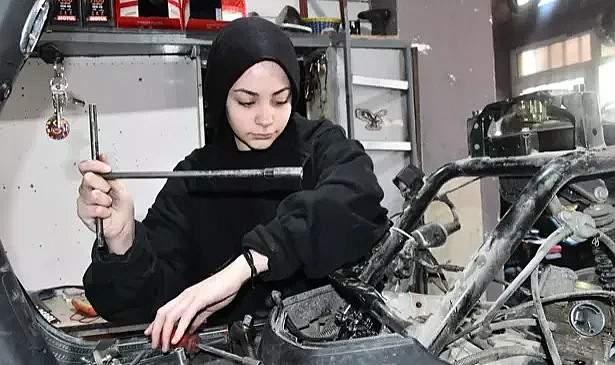 Melisa, babasının iş yerinde motosiklet tamiri yapıyor
