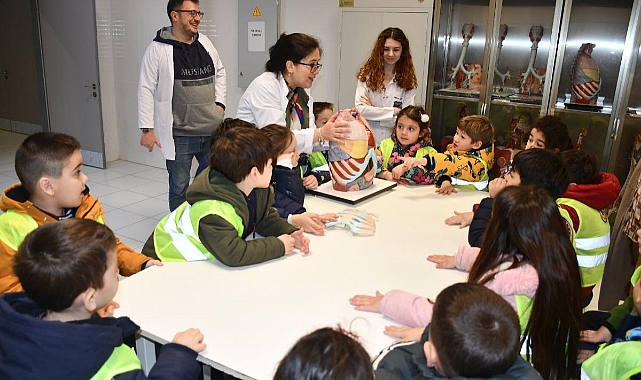 MİNİK ÖĞRENCİLER TEKİRDAĞ NKÜ LABORATUVARINDA İNSAN ANATOMİSİNİ YAKINDAN TANIDILAR