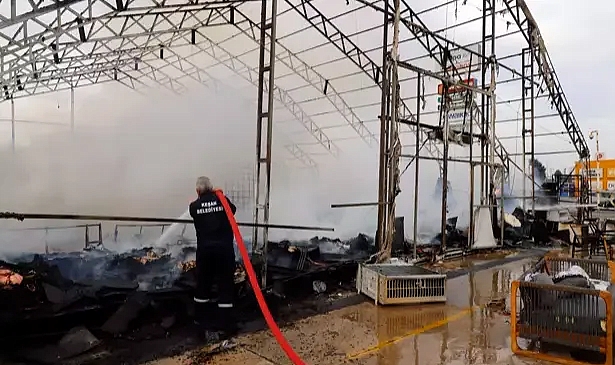 Mobilya satılan çadır alev alev yandı; söndürme çalışmalarına polis, TOMA ile destek verildi