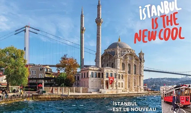 Paris'in Kalbinde İstanbul Rüzgarı Esti: Champs-Élysées'de Dev İstanbul Afişi