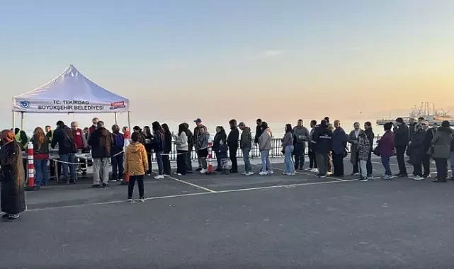 Tekirdağ’da 5 bin kişinin katıldığı iftar etkinliğinde uzun kuyruklar oluştu