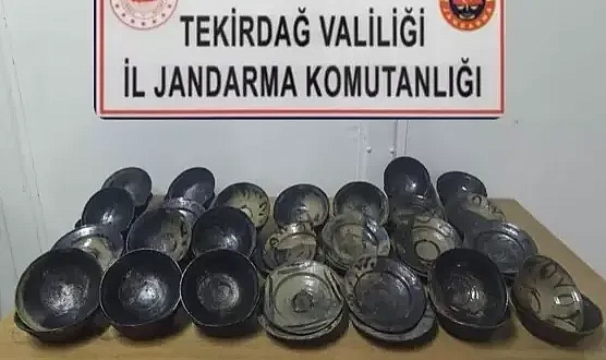 Teknede tarihi olduğu değerlendirilen 50 tabak ele geçirildi