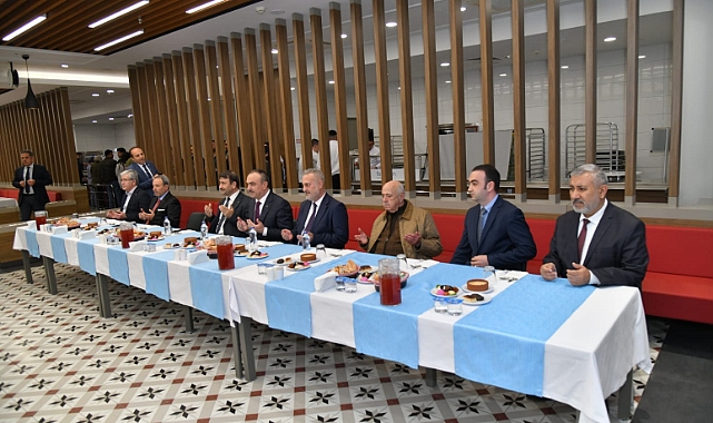Vali Soytürk Sağlık Çalışanları İle İftar Yaptı