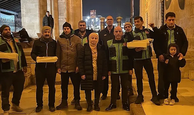 Yesevi Hareketi Derneği'nden Teravih Namazı Çıkışında Lokum İkramı