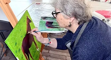 80 Yaşında Resimle Hayata Tutunan Hanife Uysal: "Resim Yapmak İnsanları Rahatlatıyor"