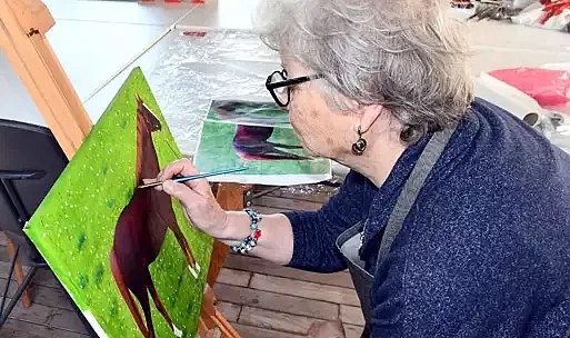 80 Yaşında Resimle Hayata Tutunan Hanife Uysal: "Resim Yapmak İnsanları Rahatlatıyor"