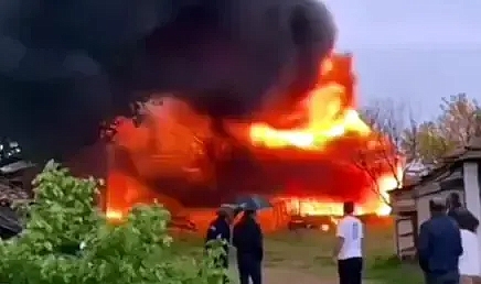 Arı kovanlarının bulunduğu depo, alev alev yandı