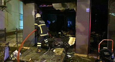 Çorlu'da reklam panosundan çıkan yangında, iş yerinde hasar oluştu