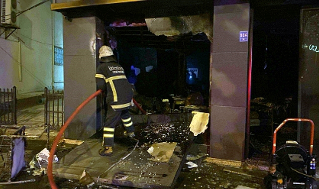 Çorlu'da reklam panosundan çıkan yangında, iş yerinde hasar oluştu