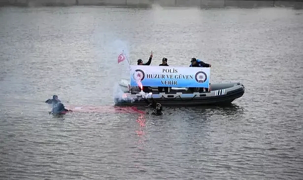 Edirne’de dalgıç polislerden Meriç Nehri’nde özel gösteri