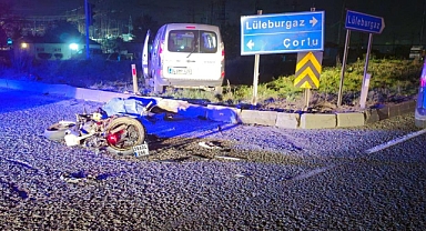 Hafif ticari araç ile motosiklet çarpıştı; 1 ölü, 1 yaralı