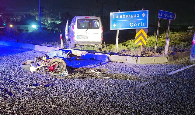 Hafif ticari araç ile motosiklet çarpıştı; 1 ölü, 1 yaralı