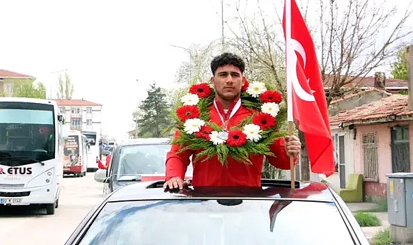 Milli takım forması giymeye hak kazanan Edirneli güreşçi, mahallesinde davul ve zurnayla karşılandı
