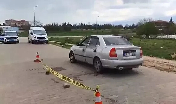 Otomobilde tartıştığı arkadaşını boğazından bıçakla yaraladı